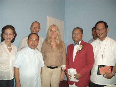 Bishop Teodoro Bacani invited Vassula to meet the El Shaddai Community's leader, Bro. Mike Velarde (in red) who in turn, was honored for Vassula to speak to the community