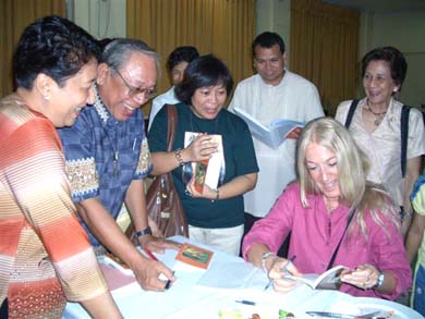 Vassula with Fr. Raphael Giron, SVD, and Cebu TLIG organizers after the Meeting