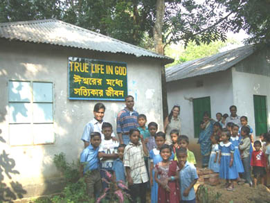 A welcome by the whole village, leading us to the first TLIG School