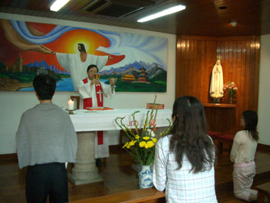 Fr. Paul Chan, S.J., faithful TLIG supporter celebrating Holy Mass for us and discussing the CDF Clarifications booklet with Vassula afterwards