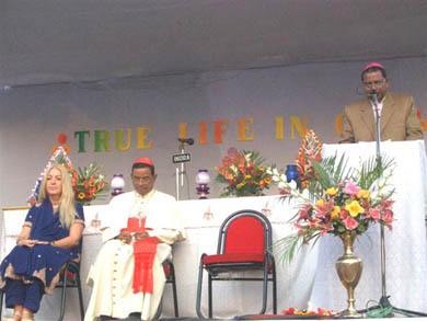 Bishop Toppo introducing Vassula before a crowd of 5,000 of his diocese, including many nuns and priests