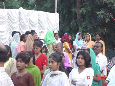 Joyful songs were sung by the youth choir, calling on the Holy Spirit to bless the gathering