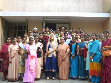 Sr. Fidelis (to Vassula's left), Mother Superior of Jamshedpur's Society of Jesus Mary Joseph - India, posing with Vassula and her Nursing students