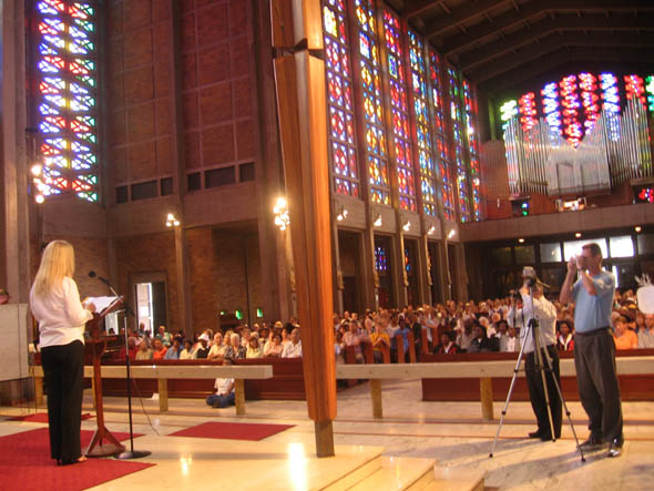 Vassula witnessing at the Cathedral of Christ the King