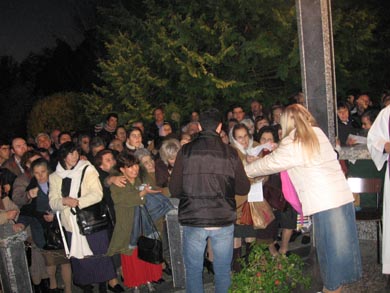 Vassula handing out prayers to the crowd