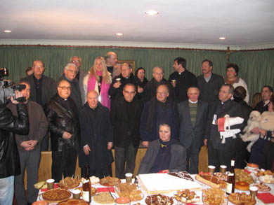 Vassula with a group photo of the clergy