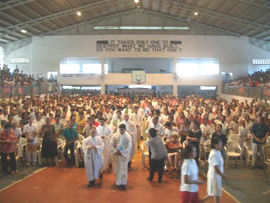 The priests in procession before the Holy Mass celebrated by Msgr. Gerry Perez after Vassula's talk