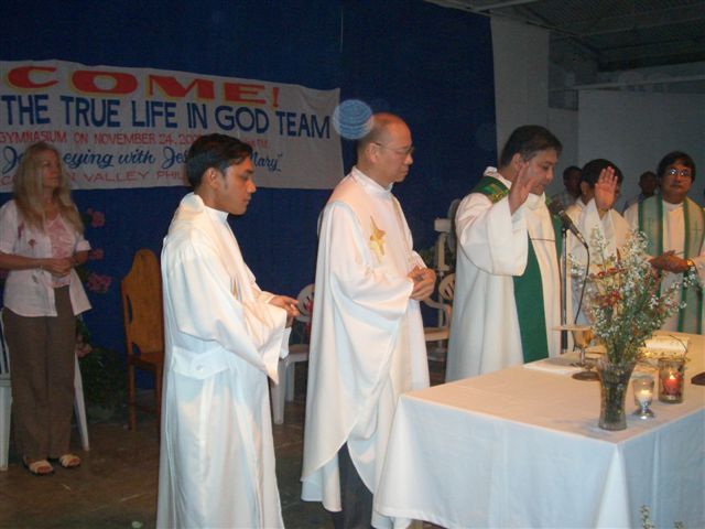  The priests in procession before the Holy Mass celebrated by Msgr. Gerry Perez after Vassula's talk