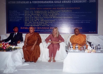 El Muy Venerable Suddhananda Mahathero con Vassula e invitados.