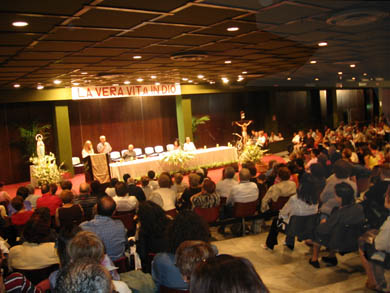 Vassula speaking to an audience of about 800 people